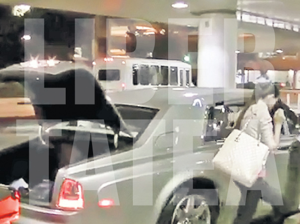 Monica a ajuns la aeroport, pe 30 iulie, într-un Rolls-Royce Phantom