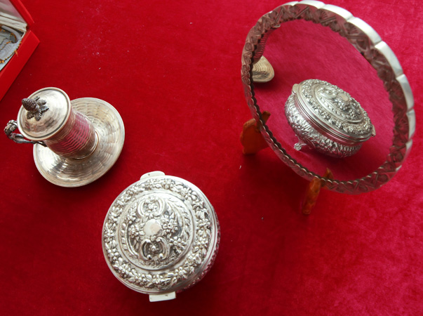 Ceauşescu a primit cadou o sabie de la Gaddafi