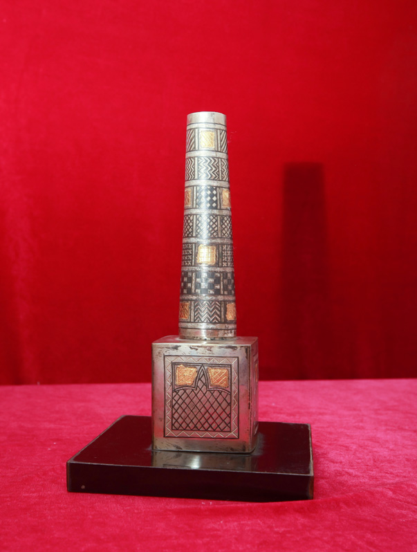 Ceauşescu a primit cadou o sabie de la Gaddafi