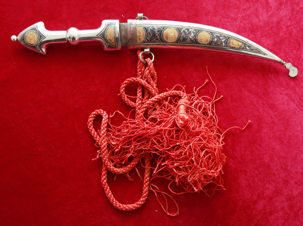 Ceauşescu a primit cadou o sabie de la Gaddafi