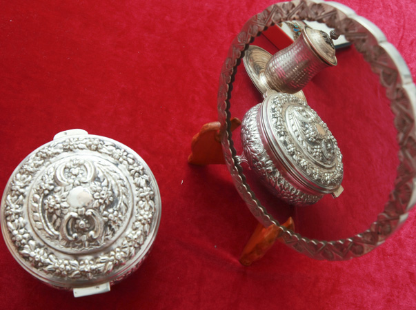 Ceauşescu a primit cadou o sabie de la Gaddafi