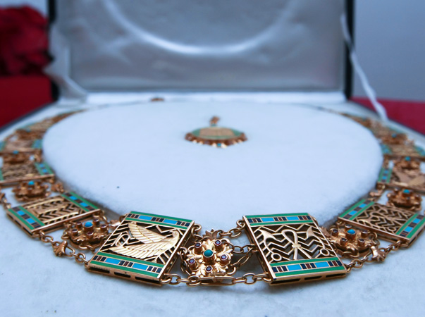 Ceauşescu a primit cadou o sabie de la Gaddafi