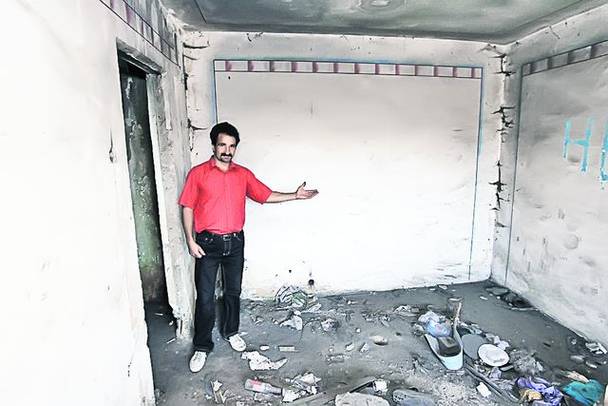 Stelian Sârbu (30 de ani) ne arată unul dintre apartamentele părăsite din blocul în care el a rămas să locuiască