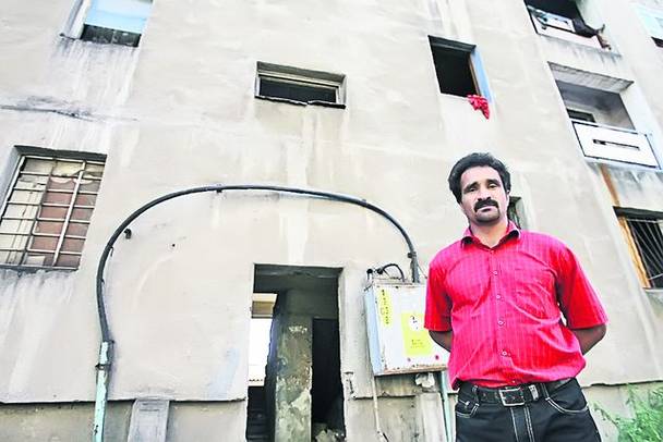 Elena Mancaş, unul dintre puţinii oameni care mai STAU în blocurile-ruină din fosta localitate minieră Ghelari: «O să murim îngropaţi sub cărămizile astea»