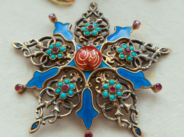 Ceauşescu a primit cadou o sabie de la Gaddafi