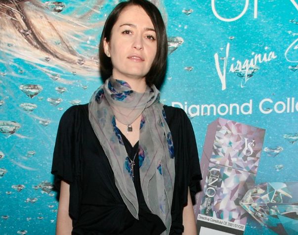 Vezi cum își menține Laura Cosoi pielea ciocolatie!