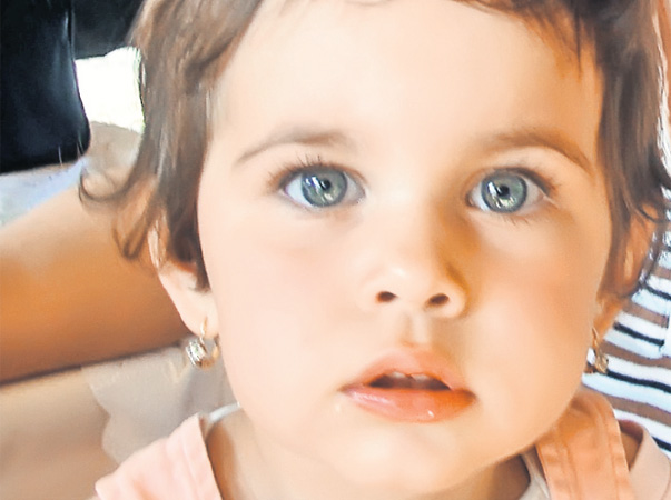 Fetiţa cu ochi albaştri se numeşte Ana Maria Mihăescu, are doi ani şi patru luni şi este din Piteşti (jud. Argeş). Este o fire veselă, căreia îi place să cânte şi să danseze foarte mult.