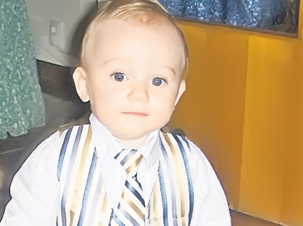 Andrei Laurenţiu Bătrâneanu locuieşte în Bucureşti şi are un an şi patru luni. Acestui puşti elegant îi plac extrem de mult maşinuţele şi să se uite la desene.