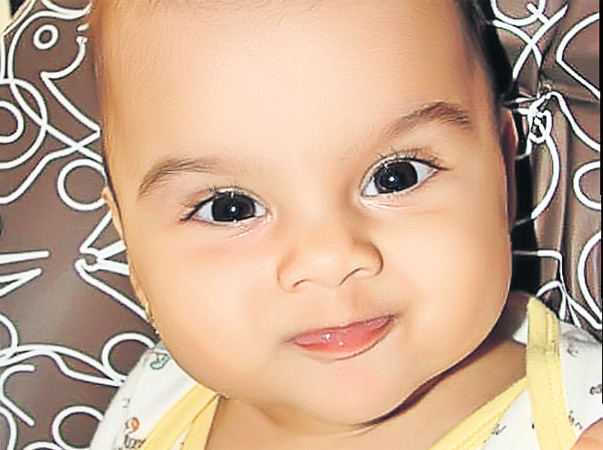 Elosh Yildirim are un an şi zece luni şi este din Bucureşti. Păpuşica din imagine este foarte haioasă, mereu zâmbăreaţă şi adoră să fie dată în leagăn de părinţii ei .