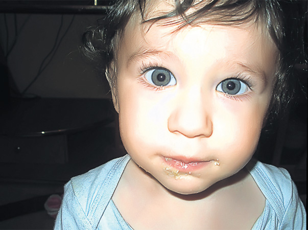 Are ochişorii albaştri fermecători şi este foarte mâncăcios. Mai mereu se murdăreşte la guriţă. Piticul se numeşte Eric Topîrceanu, are un an şi şase luni şi e din Bucureşti.