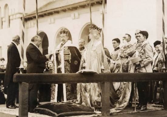 Acum 89 de ani, în Alba Iulia,  Ferdinand şi Maria au fost încoronaţi ca ”regi ai tuturor românilor”