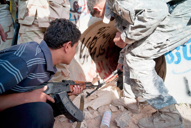 VIDEO ŞI FOTO | Atenţie, imagini şocante! Înregistrarea capturării şi noi fotografii cu Gaddafi mort