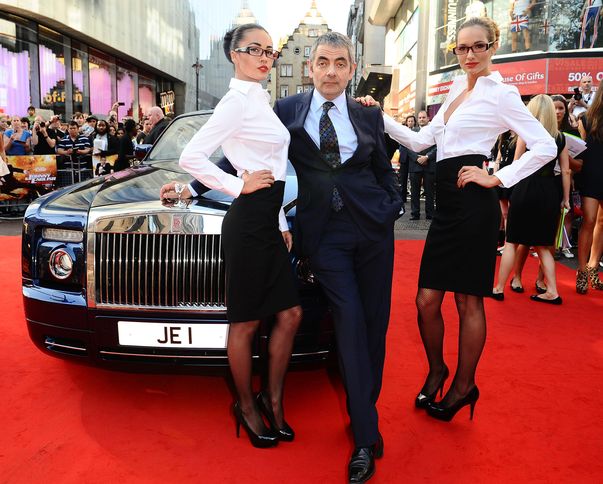 Mr.Bean, cu două bunăciuni pe covorul roșu. Află cine sunt!