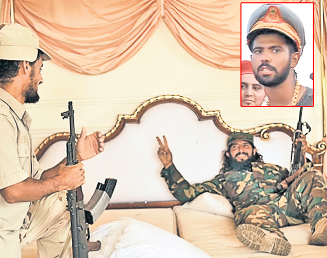 Un rebel a ieşit din palat purtând pe cap cascheta dictatorului (foto mic), iar alţii s-au fotografiat până şi în patul lui