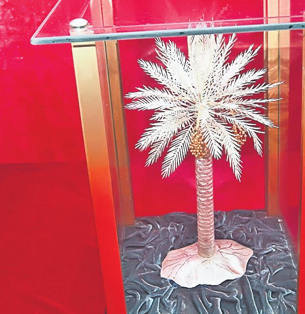 Ceauşescu a primit cadou o sabie de la Gaddafi