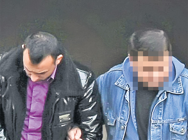 Ionuţ Tănăsoaia (stânga), la ieşirea de la Parchetul Giurgiu, acolo unde i s-au prezentat acuzaţiile