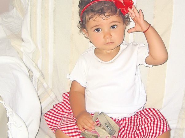 Patricia Sorescu locuieşte în Bucureşti şi are doi ani şi trei luni. Este o fetiţă cuminţică. Pati este topită după plimbările în parc şi după telefoanele mobile.