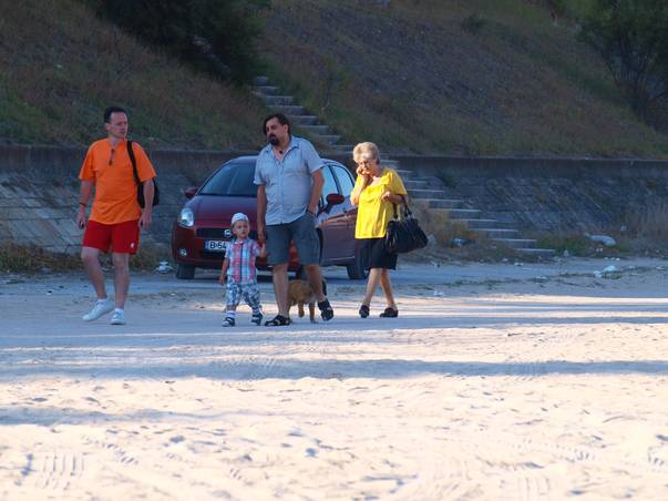 Petru Mircea i-a arătat plaja fiului său. I-a însoţit şi bunica