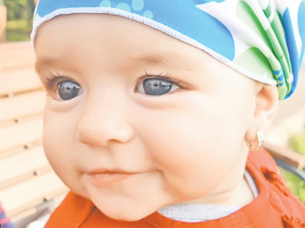 Micuţa din fotografie se numeşte Rebecca Anne Marie Grama, este din Bucureşti şi are zece luni. Este un copil cuminte, energic, foarte vesel şi îi place să pozeze.