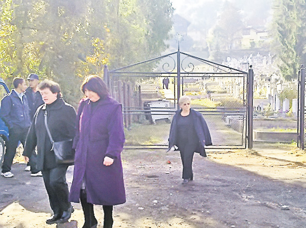 Prietenii care au condus-o ieri pe ultimul drum pe Magda Drăghici (foto mic) spun că nu îl condamnă pe Huidu