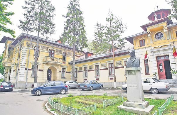 Elevul criminal din Iaşi şi-a ucis mama şi bunica pentru un suc