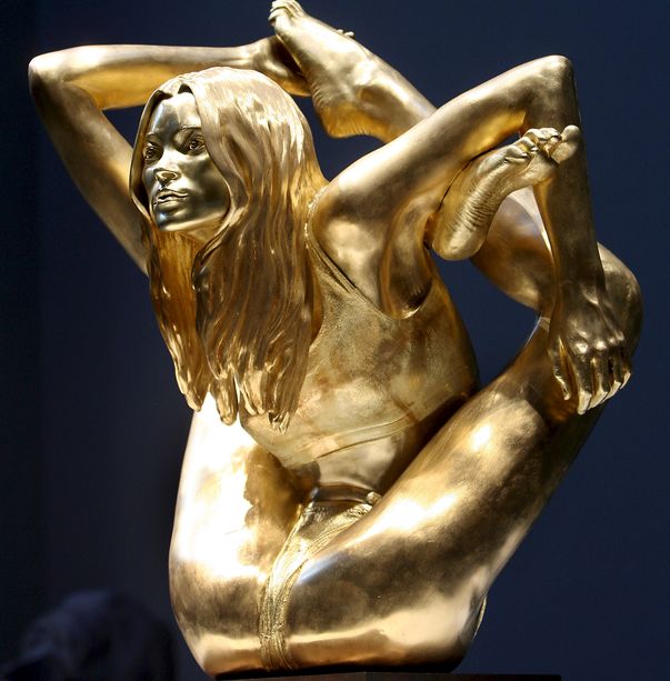 Foto | O statuie din aur care o reprezintă pe Kate Moss făcând yoga, vândută cu aproape 600.000 de lire 