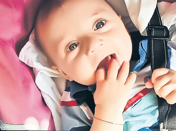 Simpaticul Mario Vlad Toader are numai zece luni şi locuieşte în Craiova. E un copil extrem de cuminte şi jucăuş. Adoră să asculte muzică şi să se uite la reclame.