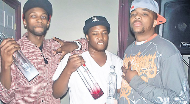 La petreceri, Hardy (stânga, alături de doi amici) obişnuia să bea vodcă din struguri