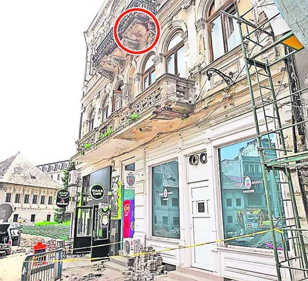 O parte din balconul (medalion) acestei case s-a prăbuşit în stradă, în iunie