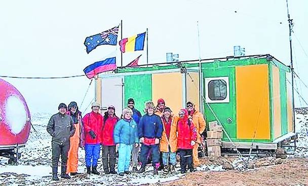 Echipa de cercetători, în fața stației “Law-Racoviță”