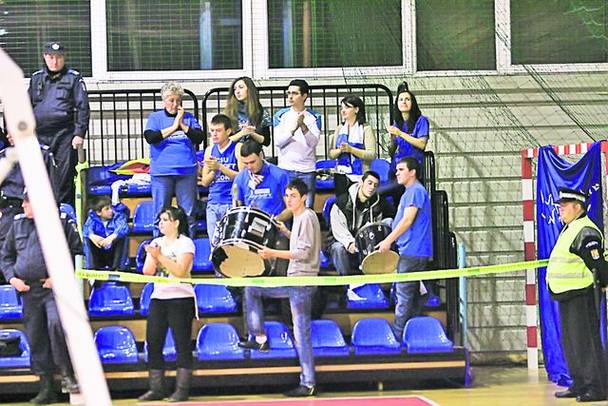 Galeria prahovenilor e condusă de tanti Maria (medalion), o femeie de aproape 60 de ani