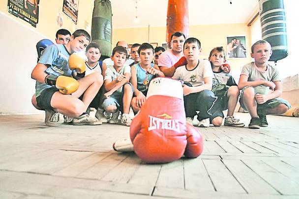 Deasupra intrării în sala în care s-a format ca boxer Lucian Bute veghează un afiș de la unul din meciurile sale la profesioniști