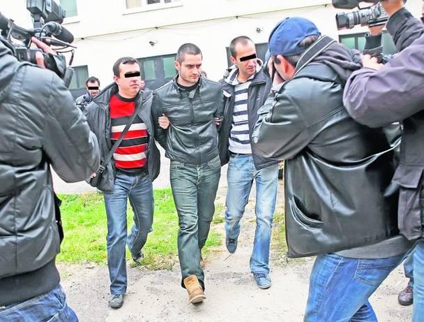 Dragoș Enache, flancat de polițiști, se află în arest preventiv pentru că a lovit cu pumnul un fotbalist / foto: GSP