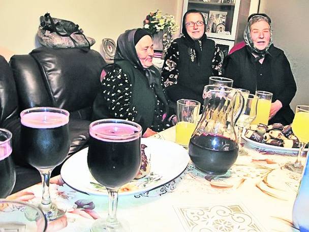 Mătușile din familia Bute au servit vin roșu, suc și prăjituri în timp ce se uitau la partida de box a nepotului lor