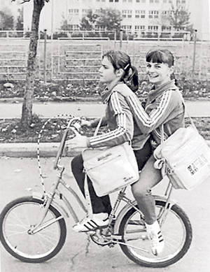 1976 / Nadia (stânga) și Teodora Ungureanu, la Onești, în anul Olimpiadei de la Montreal