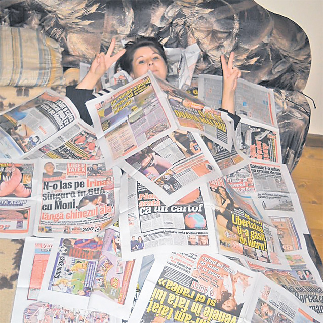 Alina Svabic din Carei, Satu Mare, iubeşte atât de mult Libertatea, încât s-a înfăşurat în zeci de ziare. Acest instantaneu i-a adus o excursie la Poiana Braşov.