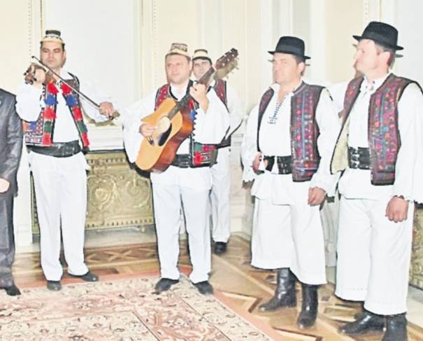 Maramureșenii din Ieud i-au cântat lui Mircea Geoană