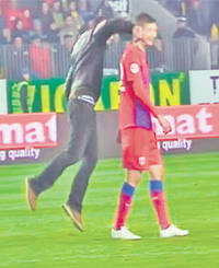 Momentul în care Galamaz e lovit de Dragoș Enache