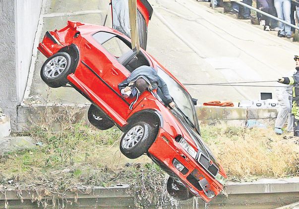 Vecinii şoferului care a plonjat cu maşina în Lacul Floreasca: "Tare păcat de  copilul ăsta!"