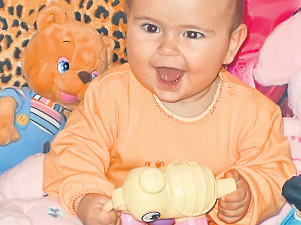 Alexa Lazăr este din comuna Dudeştii Noi, judeţul Timiş, şi are 9 luni şi jumătate. Îi place foarte mult să se joace cu jucăriile sau să fie plimbată cu căruciorul ori cu maşina.