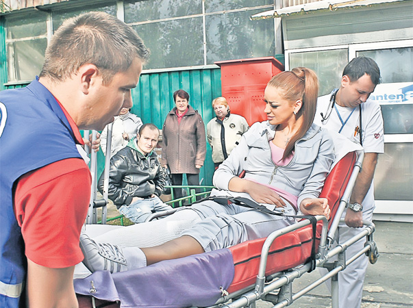 Bianca a fost dusă pe targă la “serviciu”, la Antena 1FATADE