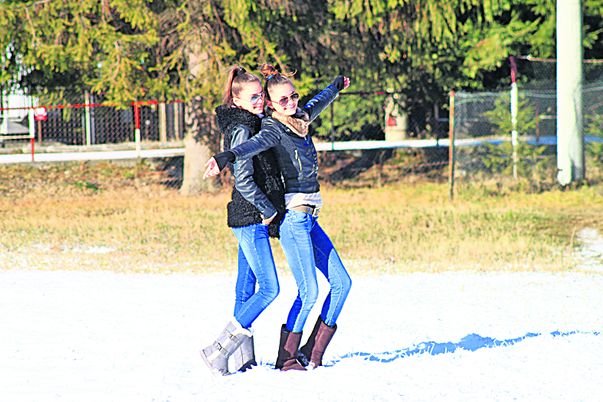 Foto | Copiii s-au distrat de minune la munte! Iată prima bătaie cu bulgări!