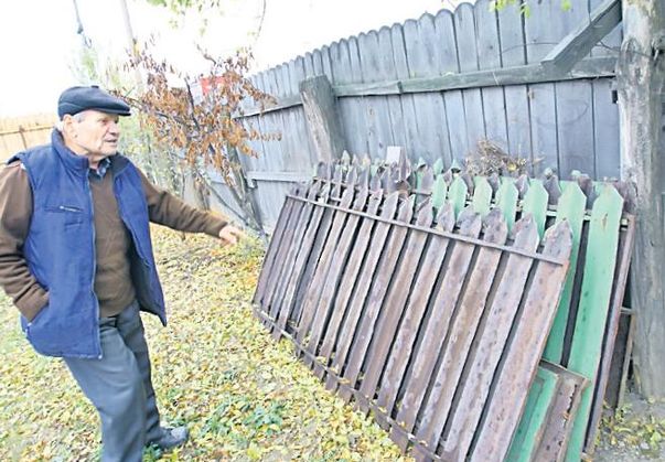 Era să dea maşina peste el de 40 de ori în propria curte