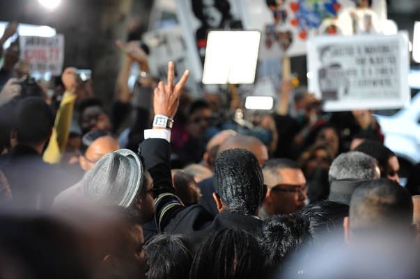 VIDEO & FOTO | Explozie de bucurie a fanilor lui Michael Jackson la aflarea verdictului în cazul Murray