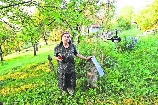 Eleonora Buna (77 de ani) îi are îngropaţi în spatele casei pe soţul şi pe socrii ei