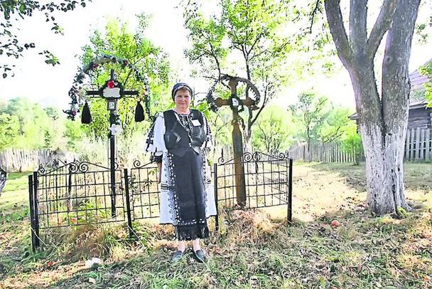 Lucreţia a insistat să ne arate mormintele rudelor soţului ei îmbrăcată în port momârlănesc