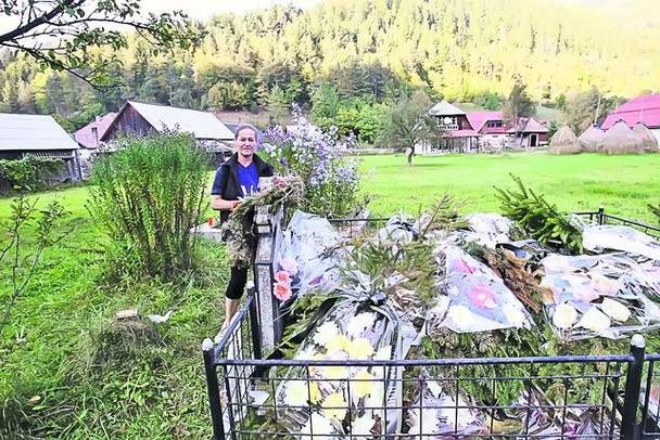 Maria Movilă (43 de ani) vine în fiecare zi la mormântul mamei sale, pe care a îngropat-o acum o lună la câţiva metri de casă (medalion)