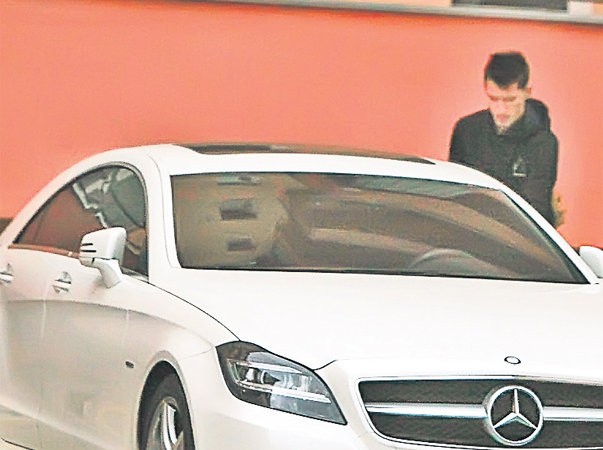 Iată-l pe fotbalistul Stelei când pleca de la Daniela şi se pregătea să urce în maşina pe care o parcase chiar sub fereastra vedetei TV