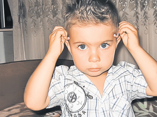 Băieţelul din imagine se numeşte Mihai State, are 3 ani şi locuieşte în Capitală. Tot timpul s-ar juca cu mingea ori s-ar uita la desene animate cu indieni.