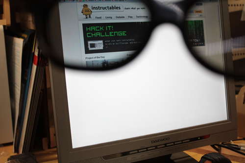 Cea mai tare invenţie! Uite ce trebuie să faci pentru ca nimeni în afară de tine, să nu poată vedea ce-ţi apare pe monitor | FOTO & VIDEO